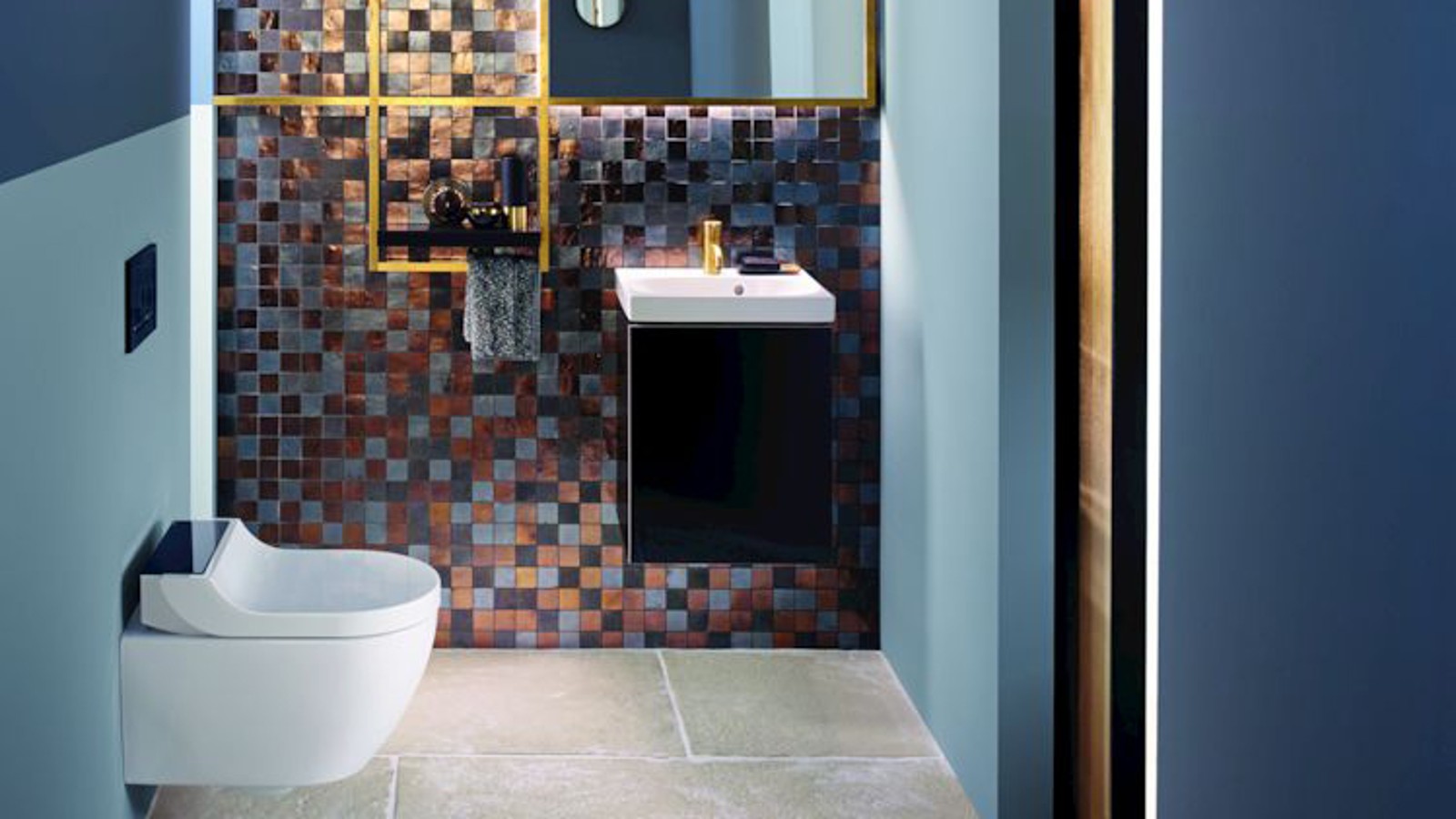 Az arany és a réz árnyalatai melegséget kölcsönöznek ennek a vendég fürdőnek Az arany és a réz árnyalatai melegséget kölcsönöznek ennek a vendég fürdőnek