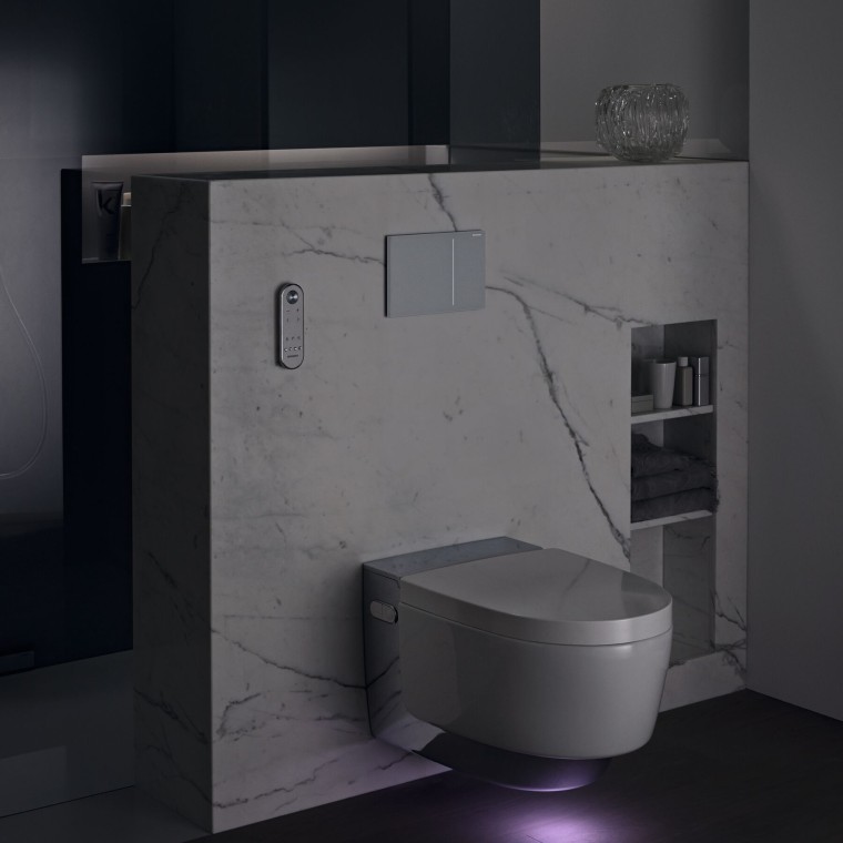 Króm színű Geberit AquaClean Mera Comfort irányfénnyel (© Geberit) Króm színű Geberit AquaClean Mera Comfort irányfénnyel (© Geberit)