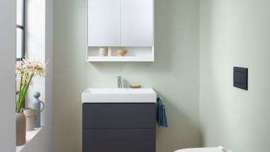 Vendég WC fali WC-vel, tükrös szekrénnyel és alsószekrénnyel a Geberit ONE fürdőszobai termékcsaládból