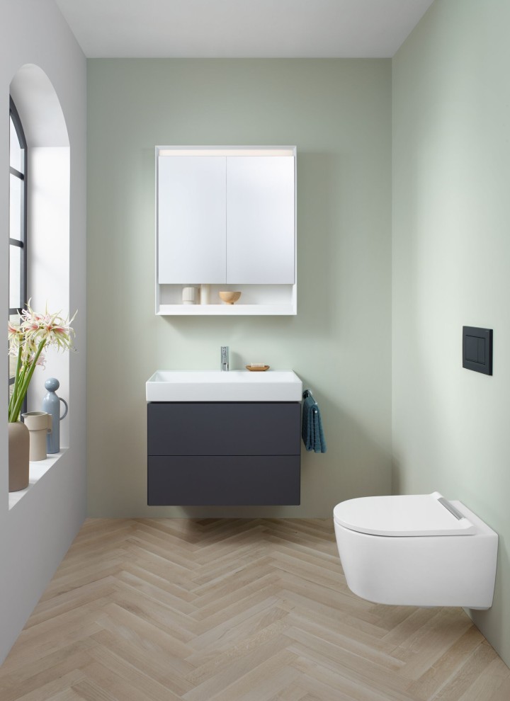 Vendég-WC fali WC-vel, tükrös szekrénnyel és alsószekrénnyel a Geberit ONE fürdőszobai termékcsaládból