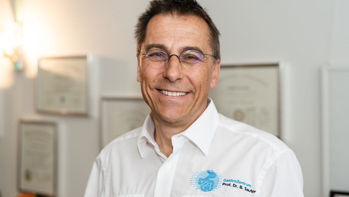 Portré – Prof. Dr. med. Bernhard Sauter, belgyógyász és gasztroenterológus szakorvos (© Julia Dunlop)