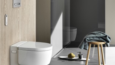 Geberit AquaClean Mera Comfort higiéniai berendezés távirányítóval és Sigma50 működtetőlappal (© Geberit)