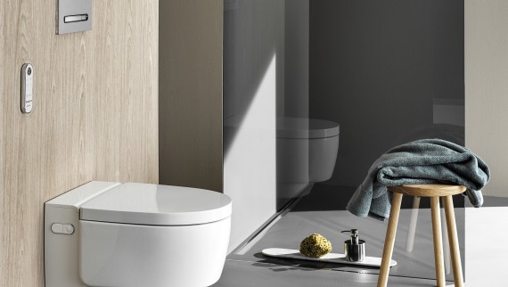 Geberit AquaClean Mera Comfort higiéniai berendezés távirányítóval és Sigma50 működtetőlappal (© Geberit) Geberit AquaClean Mera Comfort higiéniai berendezés távirányítóval és Sigma50 működtetőlappal (© Geberit)