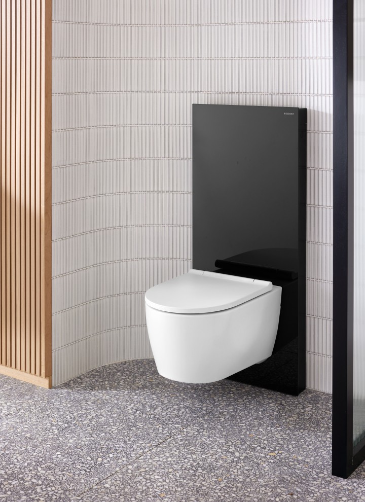 Geberit ONE WC-kerámia fekete üveg Monolith Plus-al (© Geberit)