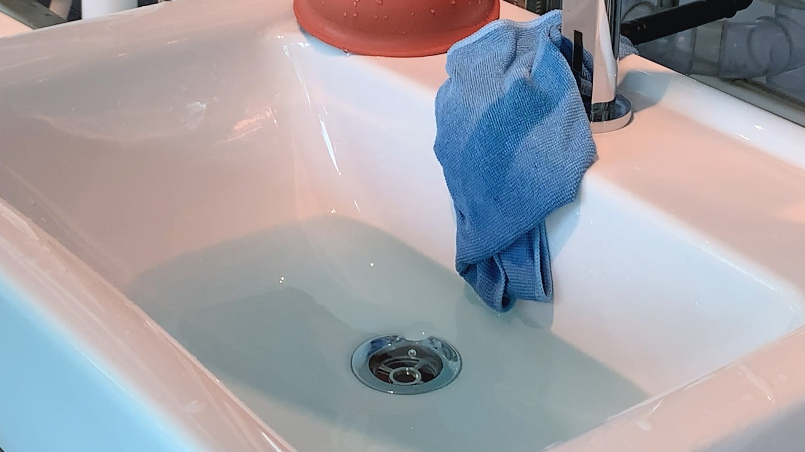 A víz lefolyik a mosogatóból A víz lefolyik a mosogatóból