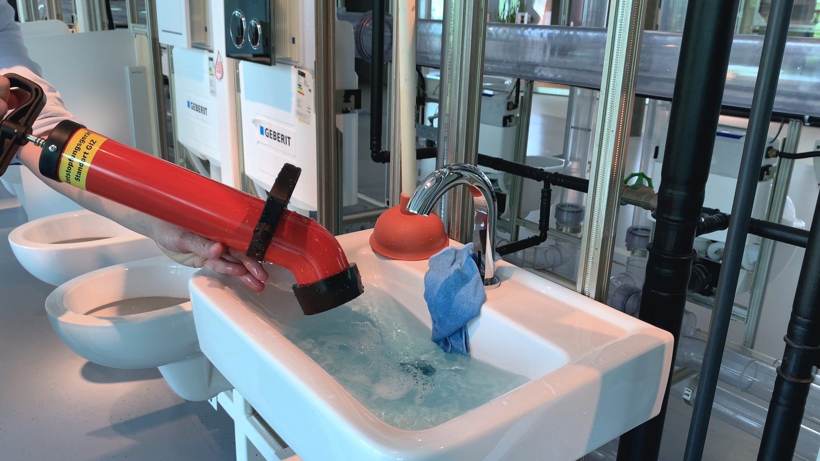 A csőszívó használatban