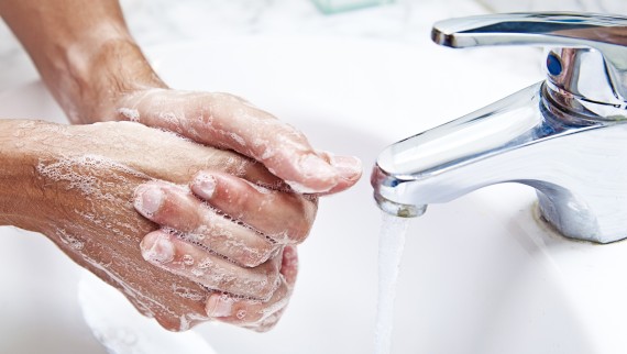 Kézmosás a mosdónál