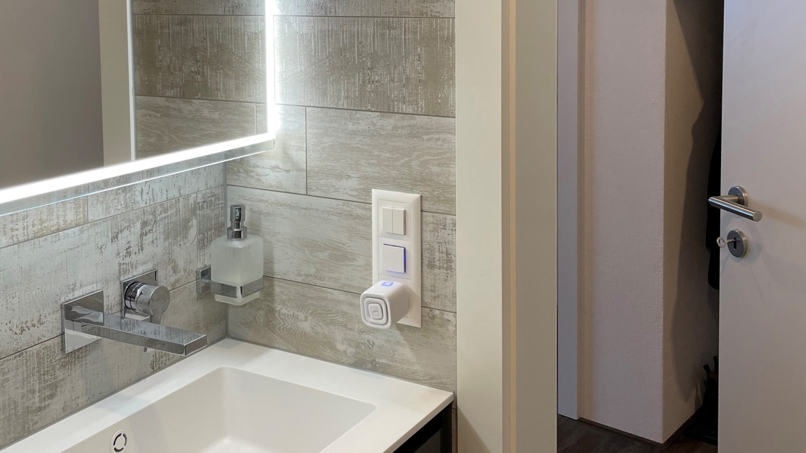 A kifelé nyíló ajtóval több hely érhető el a fürdőszobában A kifelé nyíló ajtóval több hely érhető el a fürdőszobában