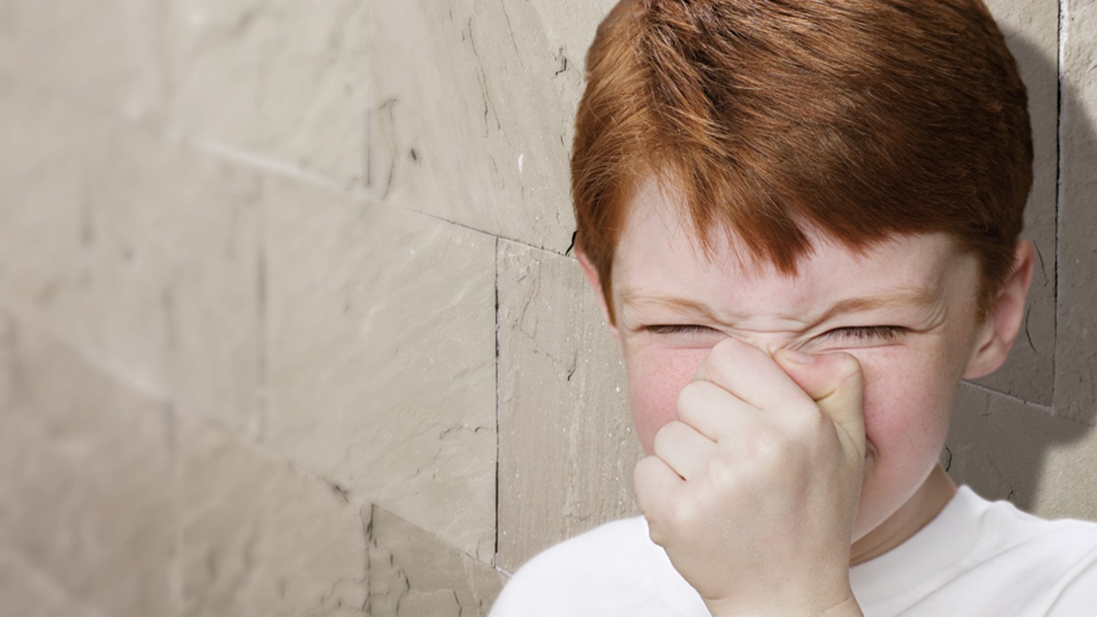 Egy fiú befogja az orrát Egy fiú befogja az orrát