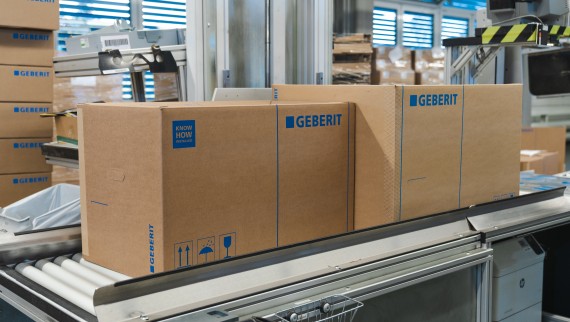 A higiéniai berendezések új, kisebb csomagolása (balra) a régi kartondobozzal szemben (jobbra) (© Julia Dunlop) A higiéniai berendezések új, kisebb csomagolása (balra) a régi kartondobozzal szemben (jobbra) (© Julia Dunlop)