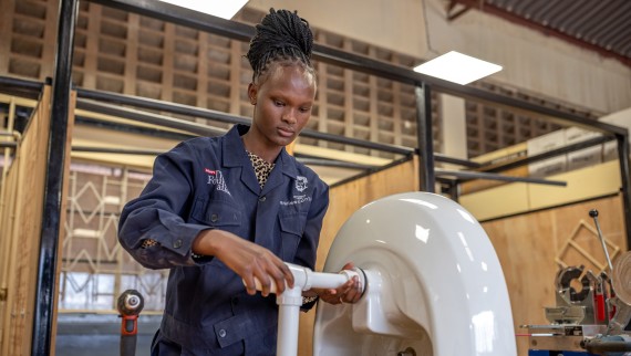 A Hilti Alapítvány és a Geberit kenyai szakképzési programjának végzős vízvezeték-szerelője (©Patrick Meinhardt / GGImages / Hilti Foundation) A Hilti Alapítvány és a Geberit kenyai szakképzési programjának végzős vízvezeték-szerelője (©Patrick Meinhardt / GGImages / Hilti Foundation)
