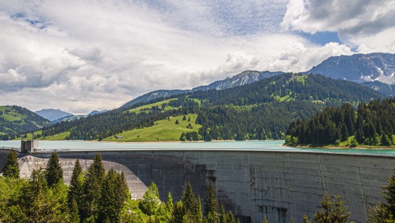 Gát megújuló vízenergiából származó villamos energia előállítására (©wirestock/Freepik) Gát megújuló vízenergiából származó villamos energia előállítására (©wirestock/Freepik)