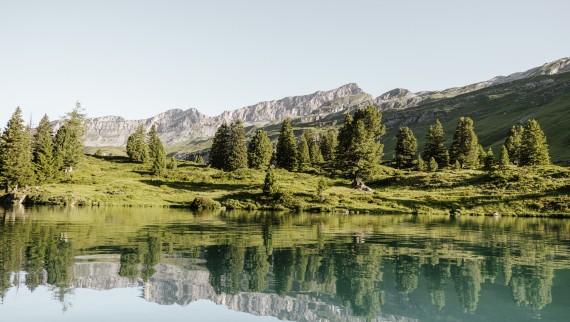 Tükröződések a svájci Engstlensee hegyi tóban 1835 m tengerszint feletti magasságban Fotós: Bruno Augsburger (© Geberit)