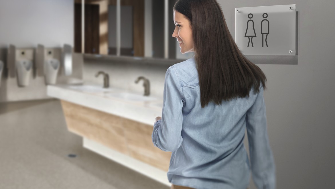 Sötét hajú fiatal nő egy nyilvános WC-ben Sötét hajú fiatal nő egy nyilvános WC-ben