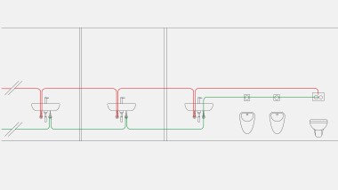 Ivóvízvezeték-rendszer idővezérléssel falsík alatti öblítőtartályba integrált Geberit higiéniai öblítőberendezés esetén