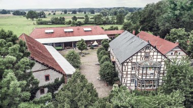 Az „Ein Ding der Möglichkeit” („Lehetőségek dolga”) projektnek a megbízók Észak-Németországban találtak otthont. A tágas birtokon több épület, többek között egy faszerkezetes ház is található (© Geberit)