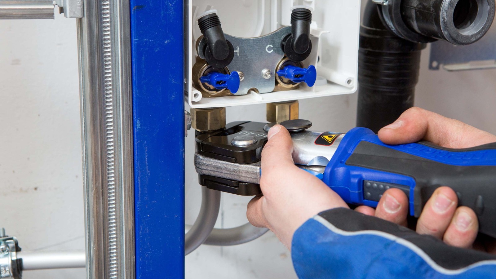 A Geberit FlowFit egyszerű és gyors szerelést tesz lehetővé (© Geberit) A Geberit FlowFit egyszerű és gyors szerelést tesz lehetővé (© Geberit)