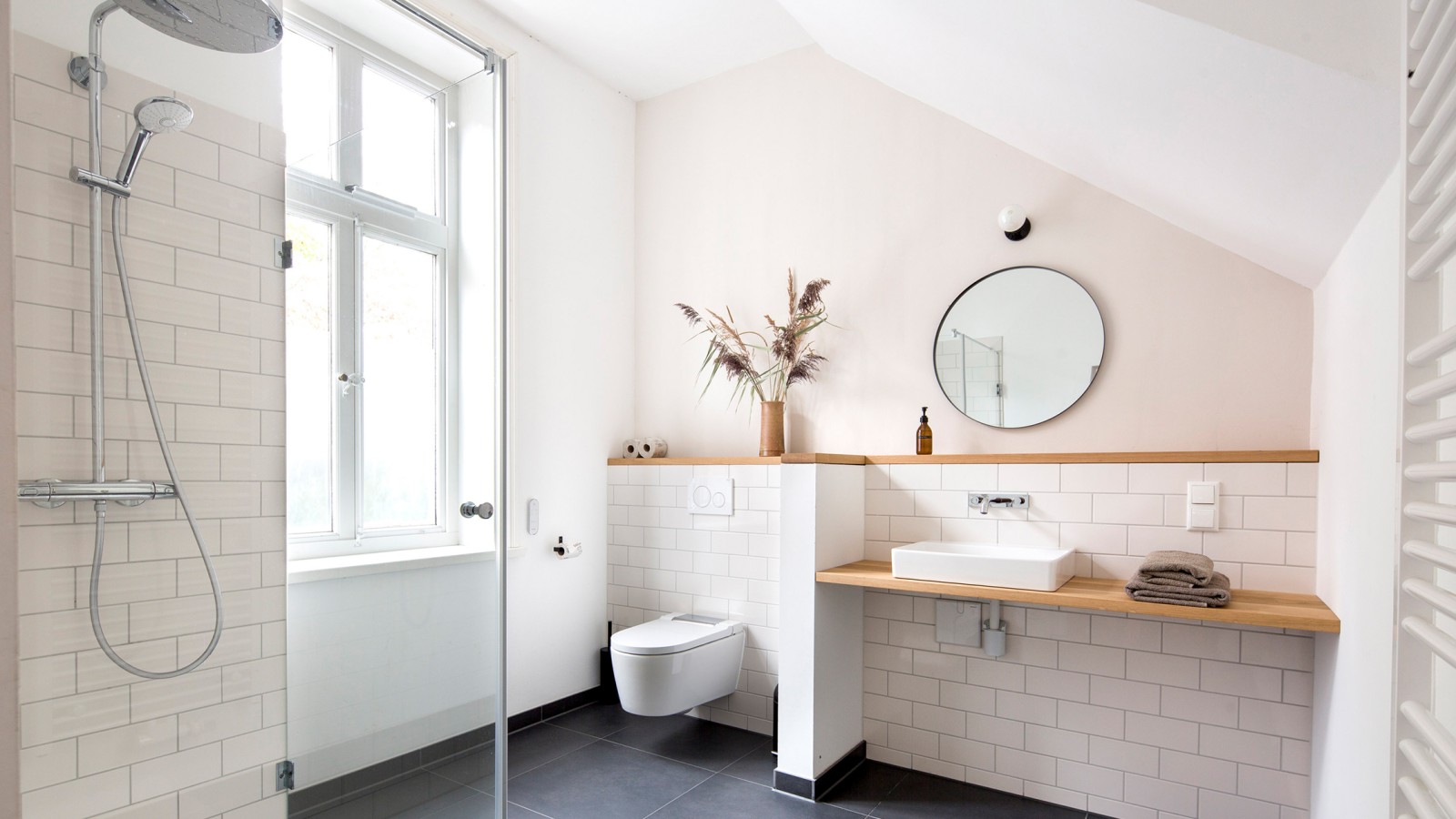 A vendégfürdőszobákban Geberit ONE mosdót és ONE fali csaptelepet szereltek fel. A Geberit AquaClean Sela higiéniai berendezés extra kényelmet nyújt (© Geberit) A vendégfürdőszobákban Geberit ONE mosdót és ONE fali csaptelepet szereltek fel. A Geberit AquaClean Sela higiéniai berendezés extra kényelmet nyújt (© Geberit)