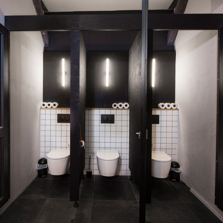 A Geberit termékekkel felszerelt vizesblokkokban modern jelleget kölcsönöznek a hagyományos épületnek (© Geberit) A Geberit termékekkel felszerelt vizesblokkokban modern jelleget kölcsönöznek a hagyományos épületnek (© Geberit)