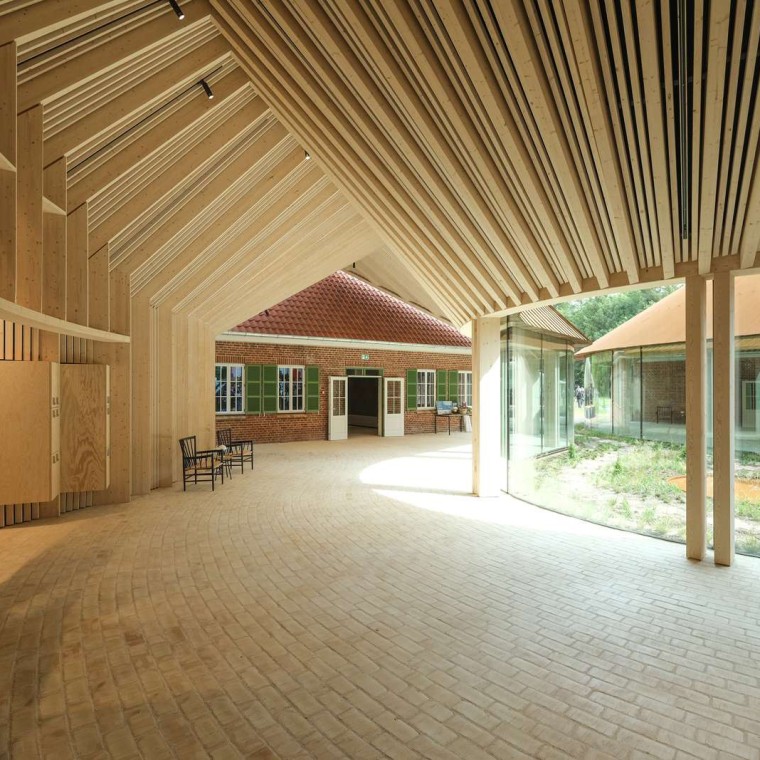 A múzeum padlóját 80.000 sárga tégla díszíti, mint az a boltíves összekötő szárnyban is látható (© R_Hjortshoj) A múzeum padlóját 80.000 sárga tégla díszíti, mint az a boltíves összekötő szárnyban is látható (© R_Hjortshoj)