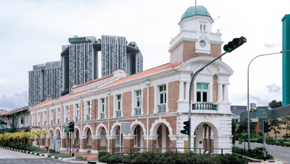 A BORN étterem a Jinrikisha vasútállomáson található, amely egyike Szingapúr kevés történelmi épületének. Az étterem tulajdonosa Jackie Chan (© Owen Raggett)