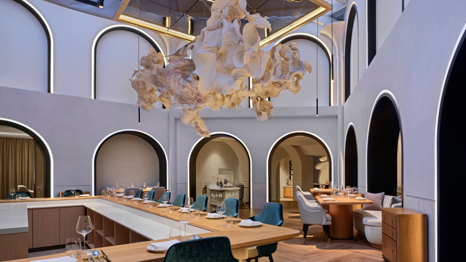 Papírfelhő lebeg az új, többcsillagos szingapúri BORN étterem központi étkezőhelyisége felett (© Owen Raggett) Papírfelhő lebeg az új, többcsillagos szingapúri BORN étterem központi étkezőhelyisége felett (© Owen Raggett)