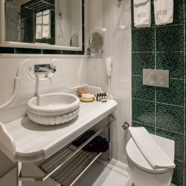 A vendégfürdőszobák modern kényelméről a Geberit gondoskodik. Mivel az építész nagy hangsúlyt fektetett a takarékos vízfelhasználásra, mindenhol kétmennyiséges öblítőrendszert szereltek fel (© Hotel Turkish House)
