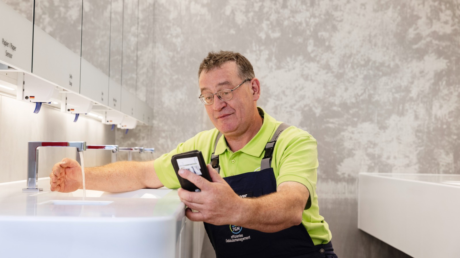 A mosdócsaptelep közvetlen vezérlése Bluetooth-kapcsolaton keresztül A mosdócsaptelep közvetlen vezérlése Bluetooth-kapcsolaton keresztül