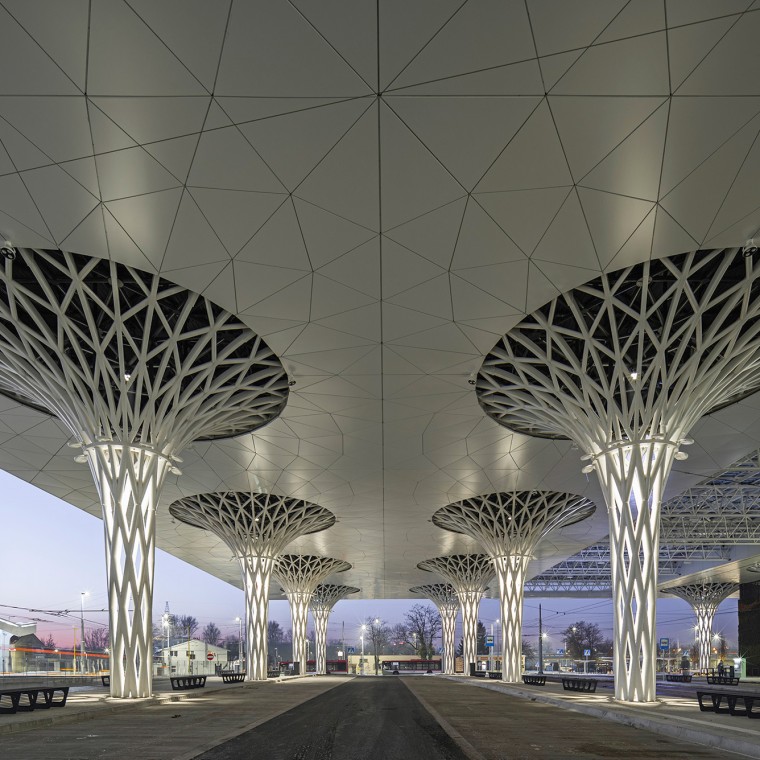 Az áttört oszlopok különösen figyelemfelkeltőek az új épületben (© Rafał Chojnacki) Az áttört oszlopok különösen figyelemfelkeltőek az új épületben (© Rafał Chojnacki)