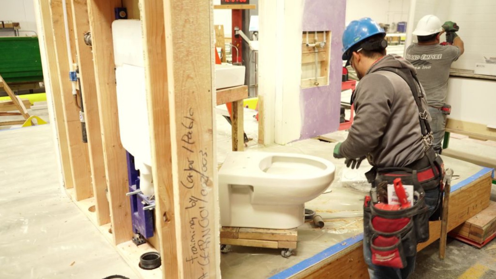 A fürdőszobában a hangsúly a helytakarékos Geberit Duofix szerelőelemeken van, falba rejtett tartályokkal (© Geberit)