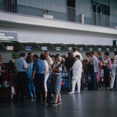 Utasok várakoznak az A terminál tranzitterületén (1986-os fotó) (© ETH-Bibliothek Zürich) Utasok várakoznak az A terminál tranzitterületén (1986-os fotó) (© ETH-Bibliothek Zürich)