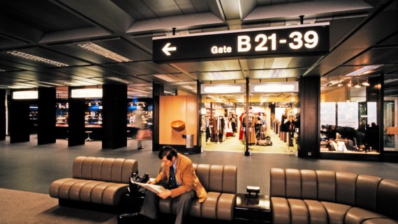 Belső felvétel a Zürich-Kloten repülőtér B termináljáról az 1980-as évekből (© ETH-Bibliothek Zürich) Belső felvétel a Zürich-Kloten repülőtér B termináljáról az 1980-as évekből (© ETH-Bibliothek Zürich)