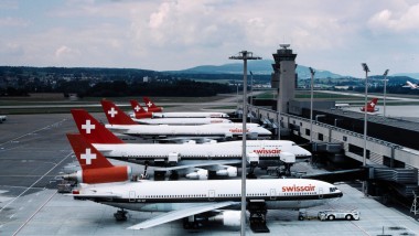 Az egykori Swissair repülőgépei a zürichi A terminál dokkjánál az 1980-as években (© ETH-Bibliothek Zürich)