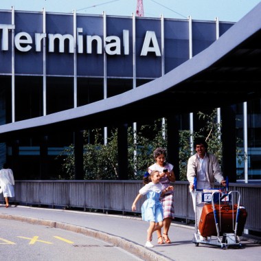 Gyalogosok az A terminál előtt 1985-ben (© Swissair) Gyalogosok az A terminál előtt 1985-ben (© Swissair)