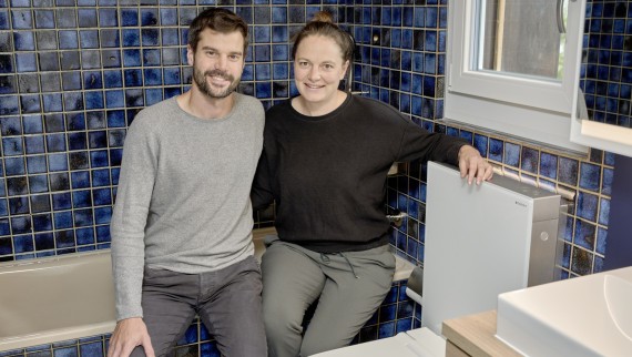 Tobias Wildbrett és Manuela Weibel nagyon elégedett az ízlésesen felújított fürdőszobával – és a Geberit Monolith modullal. (© Ben Huggler) Tobias Wildbrett és Manuela Weibel nagyon elégedett az ízlésesen felújított fürdőszobával – és a Geberit Monolith modullal. (© Ben Huggler)