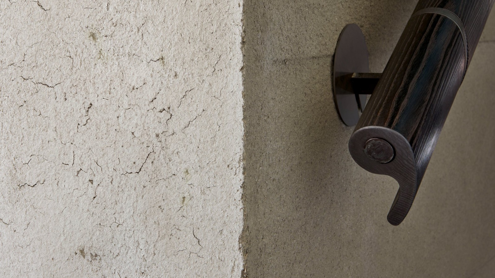 Az égetett felületű fa vagy a vályogfal tovább fokozza a haptikus élményt (© David Willen Studio)