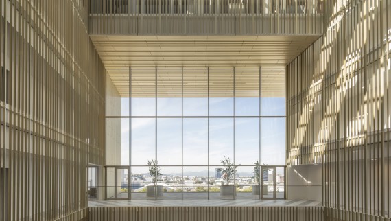 Az átriumot aranyozott alumíniumprofilok borítják, amelyeknek a színe a napszaknak megfelelően változik (© Ana Skobe) Az átriumot aranyozott alumíniumprofilok borítják, amelyeknek a színe a napszaknak megfelelően változik (© Ana Skobe)