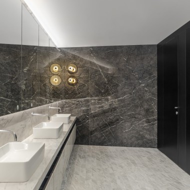 Letisztult elegancia – a szaniterhelyiségekben is. A falsík mögött a Geberit víztakarékos WC-rendszere teszi a dolgát (© Ana Skobe) Letisztult elegancia – a szaniterhelyiségekben is. A falsík mögött a Geberit víztakarékos WC-rendszere teszi a dolgát (© Ana Skobe)