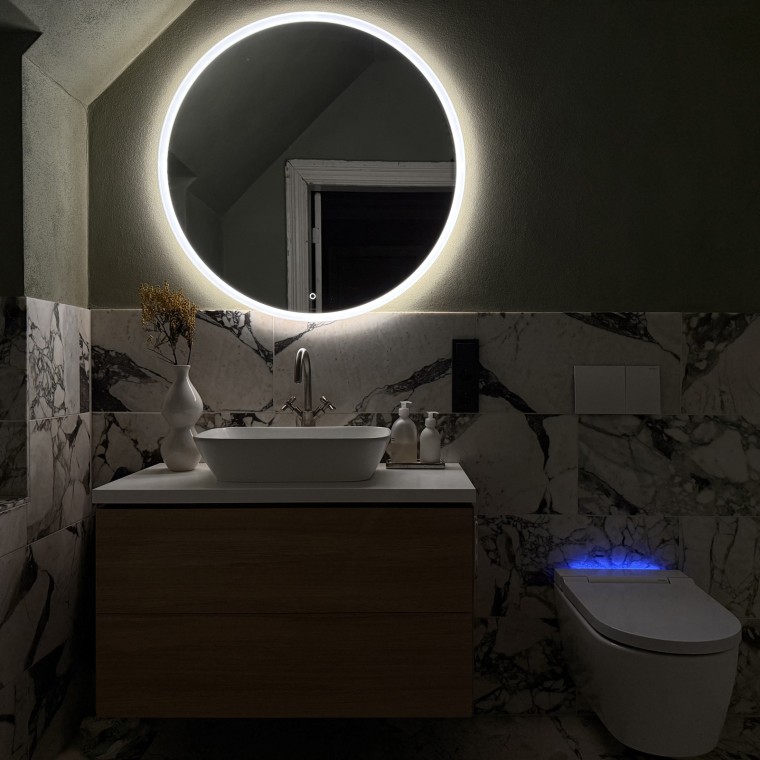 Kényelem éjszaka is: A Geberit Option Round LED-es tükör és a Geberit AquaClean Sela szállodai hangulatot biztosít. (© Büşra Qadir) Kényelem éjszaka is: A Geberit Option Round LED-es tükör és a Geberit AquaClean Sela szállodai hangulatot biztosít. (© Büşra Qadir)