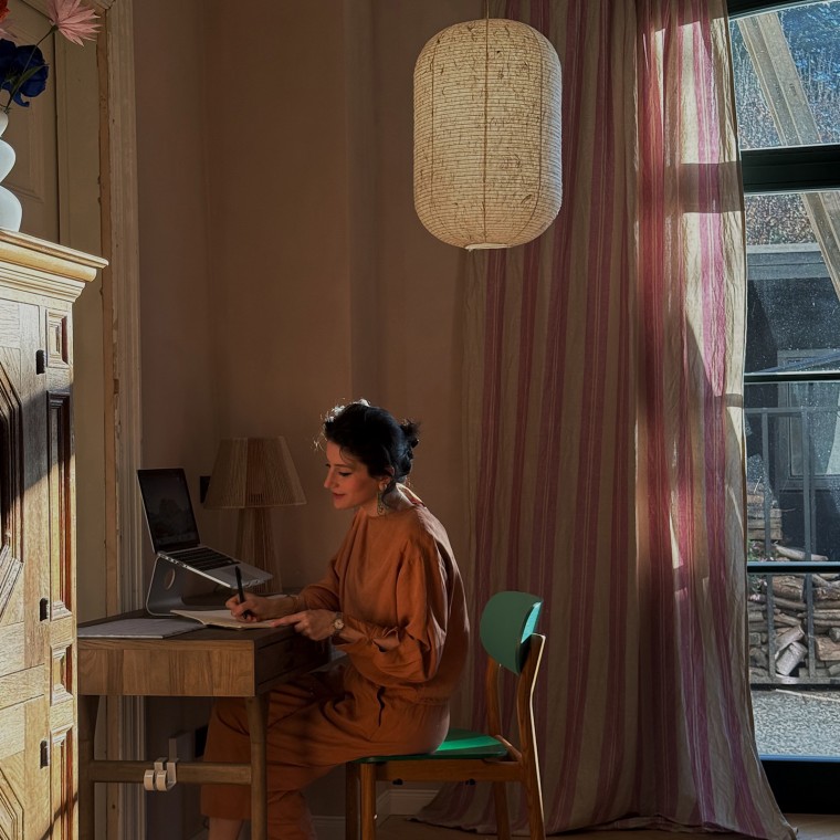 Büşra Qadir „Fusion Living” névre keresztelte belsőépítészeti stílusát, amely kultúrákat, stílusokat és színeket egyesít. (© Büşra Qadir) Büşra Qadir „Fusion Living” névre keresztelte belsőépítészeti stílusát, amely kultúrákat, stílusokat és színeket egyesít. (© Büşra Qadir)