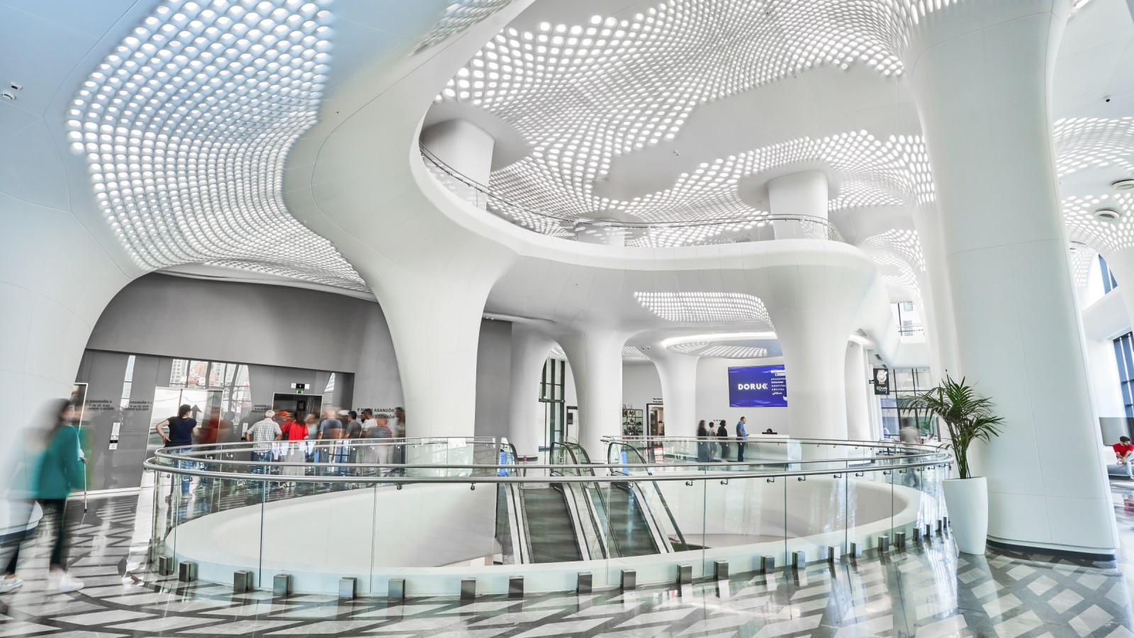 Futurisztikus, és fényárban úszik: A bursai Doruk Nilüfer kórház kiválóan ötvözi a tágas tereket és az organikus formákat (© Doruk Hospital) Futurisztikus, és fényárban úszik: A bursai Doruk Nilüfer kórház kiválóan ötvözi a tágas tereket és az organikus formákat (© Doruk Hospital)