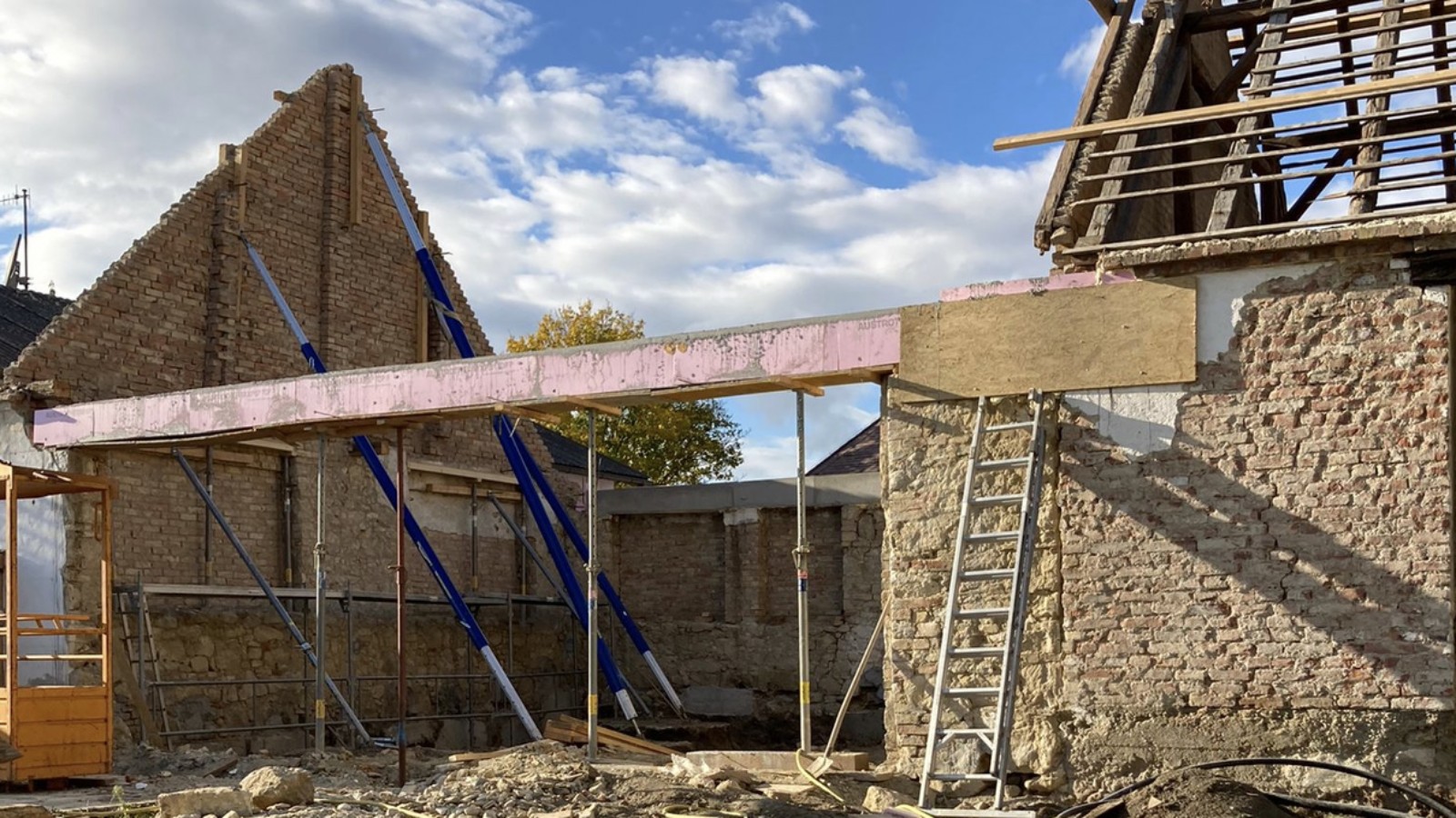 Ahogy minden kezdődött: a régi pajta 2021-ben (© Anna W.)