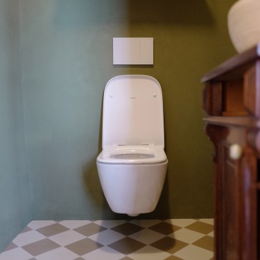 Stílusos vendég-WC Renova Plan WC-vel és Sigma70 működtetőlappal (© Anna W.) Stílusos vendég-WC Renova Plan WC-vel és Sigma70 működtetőlappal (© Anna W.)