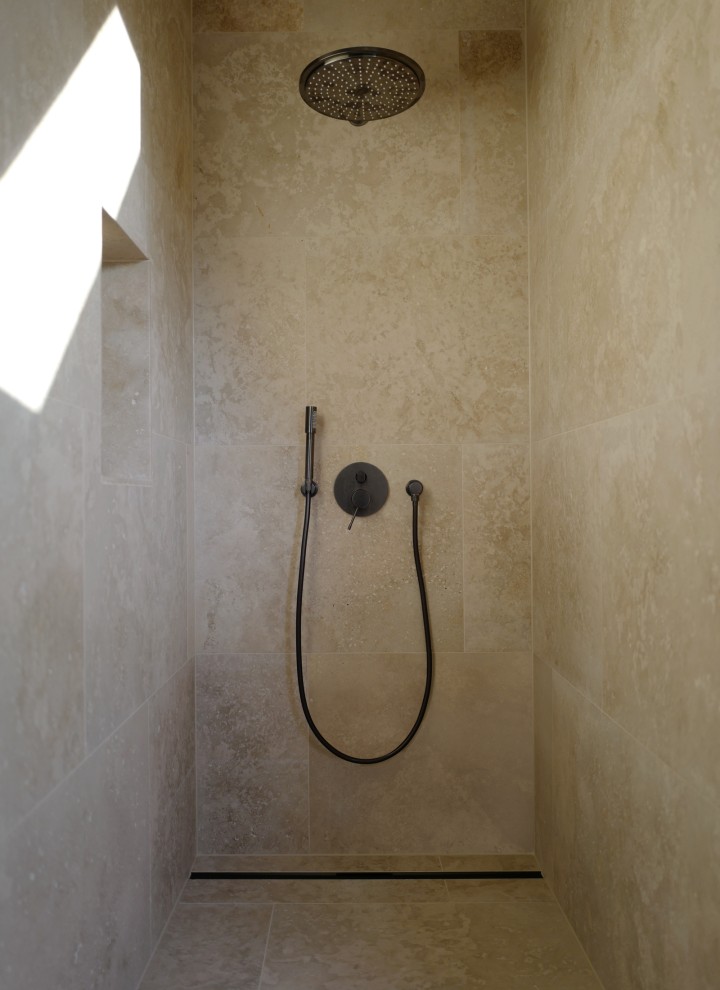 Letisztult elegancia: fekete króm színű CleanLine80 zuhanyfolyóka tisztítást könnyítő bevonattal (© Anna W.) Letisztult elegancia: fekete króm színű CleanLine80 zuhanyfolyóka tisztítást könnyítő bevonattal (© Anna W.)