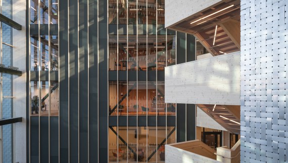 A korábbi szellőzőhelyiségek alumínium burkolólemezei az átriumból megközelíthető lift burkolataként születtek újjá (© baraBild)