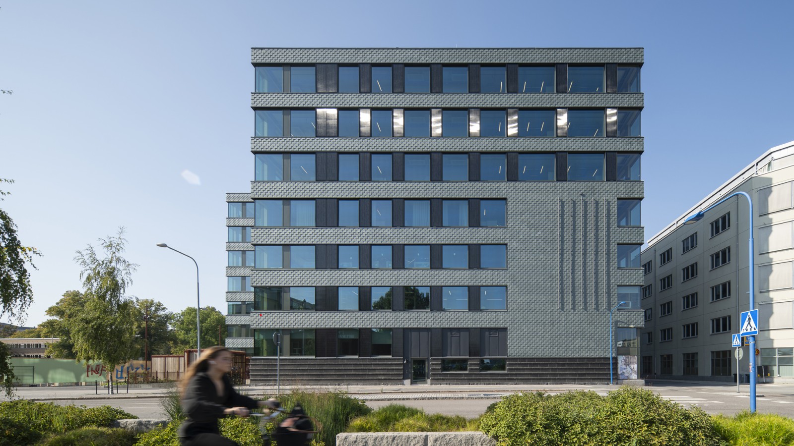 Az energiahatékonyságról a palahomlokzatba integrált napelemek gondoskodnak (© baraBild) Az energiahatékonyságról a palahomlokzatba integrált napelemek gondoskodnak (© baraBild)