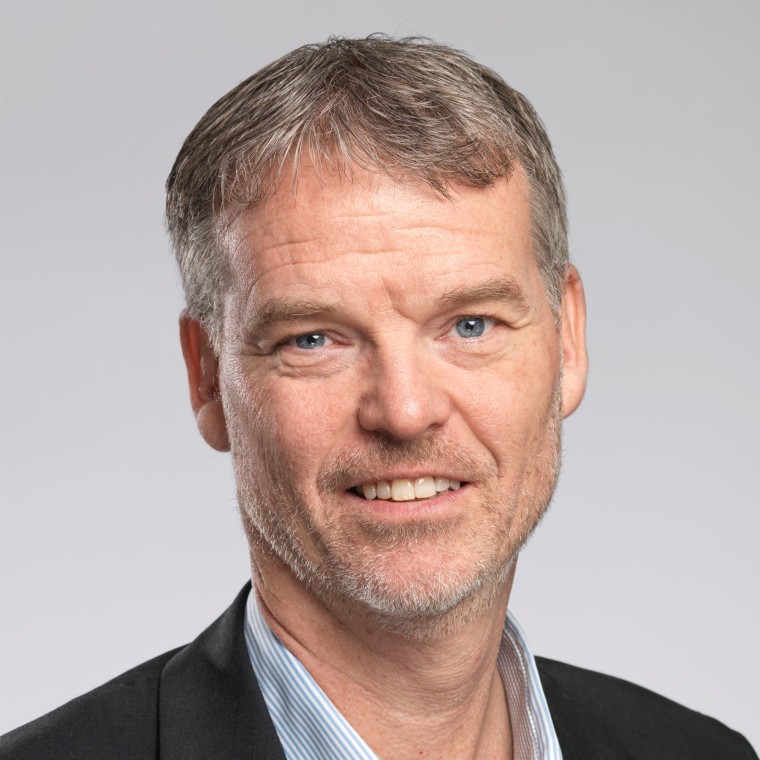 A régi Ifö WC-k egy részét is sikerült újrahasznosítani. „Ez egy innovatív megoldás, amely csökkenti a felesleges vízfogyasztást” – mondja Mathias Overmark, a svéd Geberit értékesítési társaság munkatársa (© Geberit)