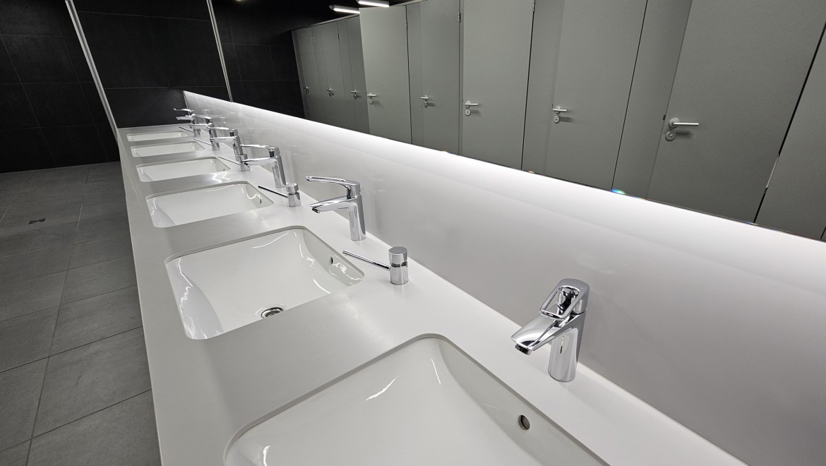 A nyilvános WC-kben számos Geberit termék található – például VariForm mosdók (© Geberit) A nyilvános WC-kben számos Geberit termék található – például VariForm mosdók (© Geberit)