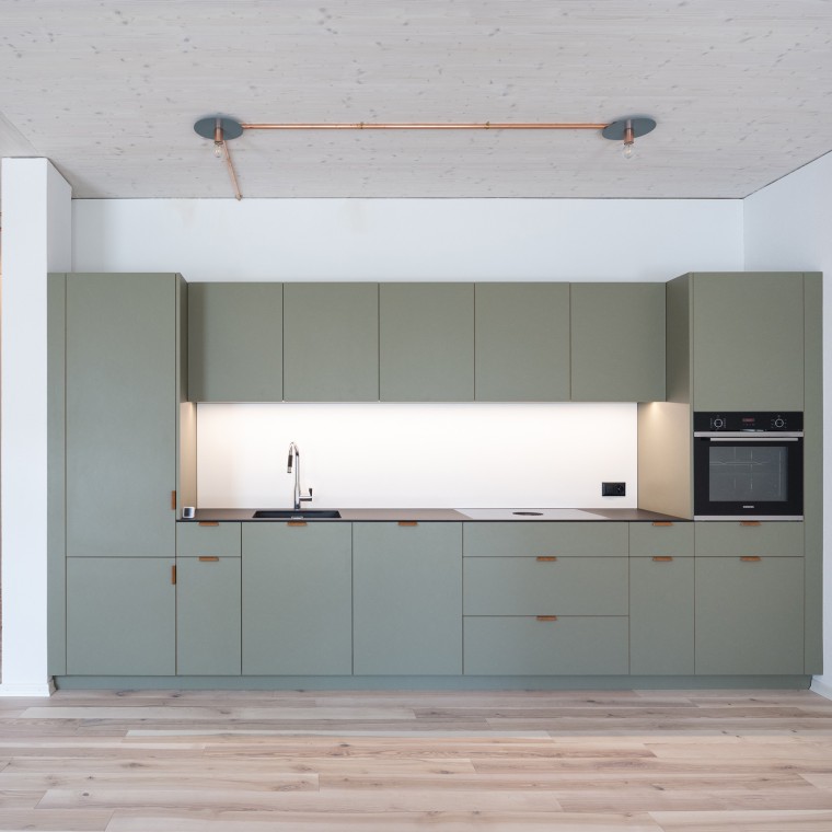 Annak érdekében, hogy az épület hosszú távon is rugalmasan használható legyen, a kábeleket a falon kívül vezették el © Openly / Jens Ellensohn Annak érdekében, hogy az épület hosszú távon is rugalmasan használható legyen, a kábeleket a falon kívül vezették el © Openly / Jens Ellensohn