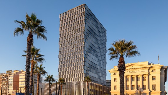 Az athéni Piraeus Tower (© George Fakaros)